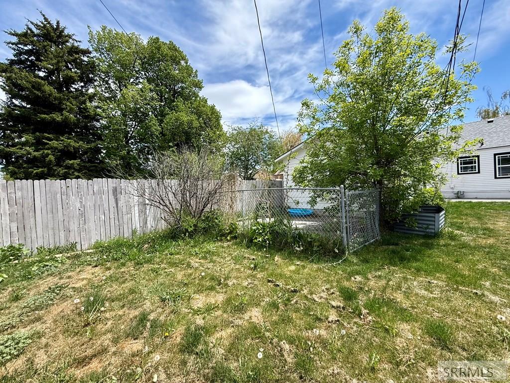 323 E 13th Street Property Photo 41