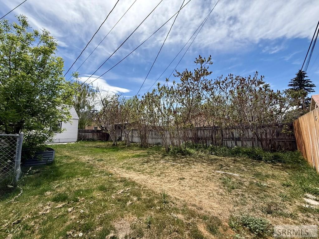 323 E 13th Street Property Photo 42