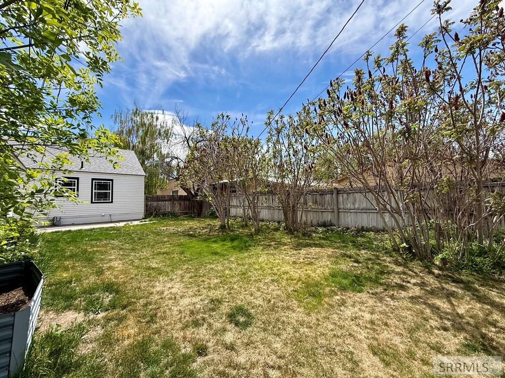 323 E 13th Street Property Photo 43