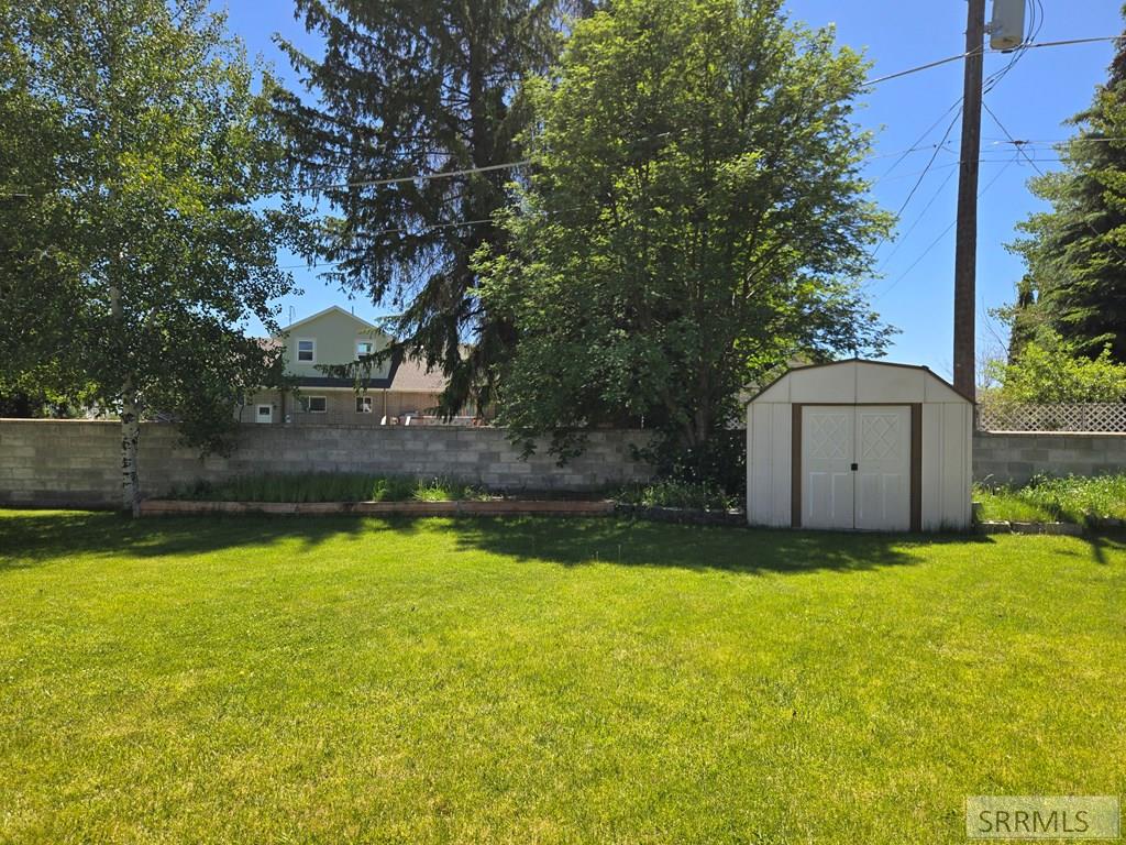 542 E 1st N Property Photo 2