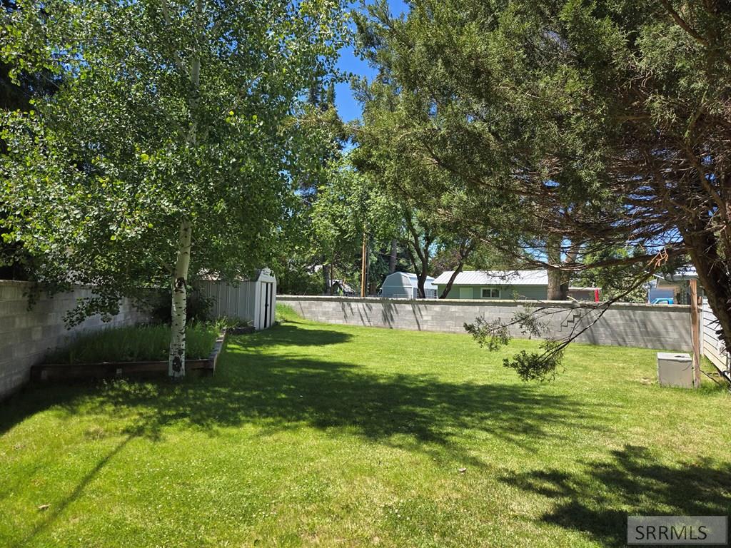 542 E 1st N Property Photo 4