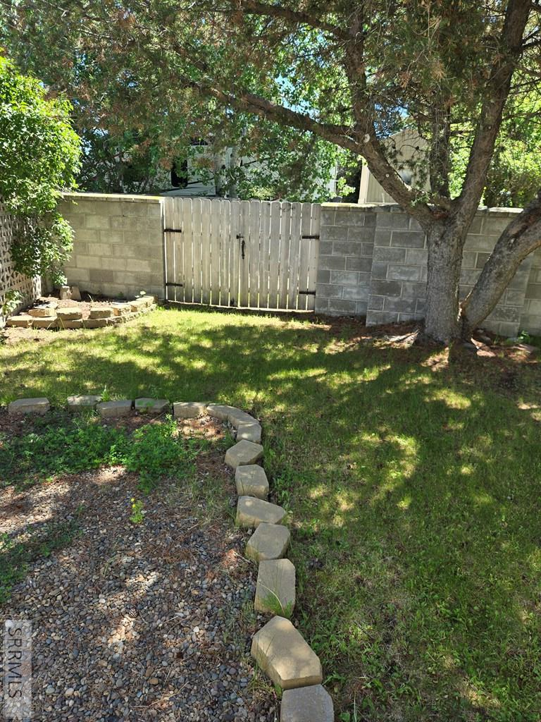 542 E 1st N Property Photo 5