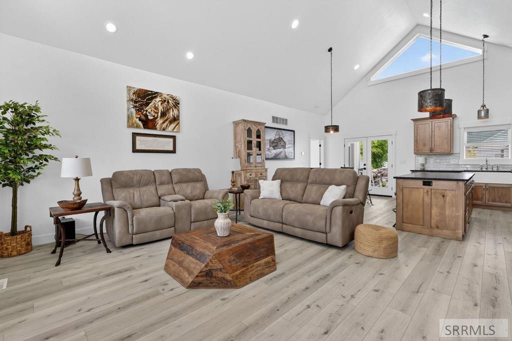 14774 Berkshire Ave Property Photo 4