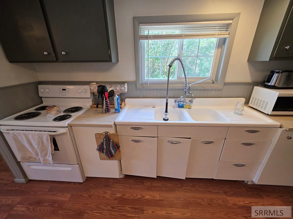 246 S 2nd E Property Photo 43