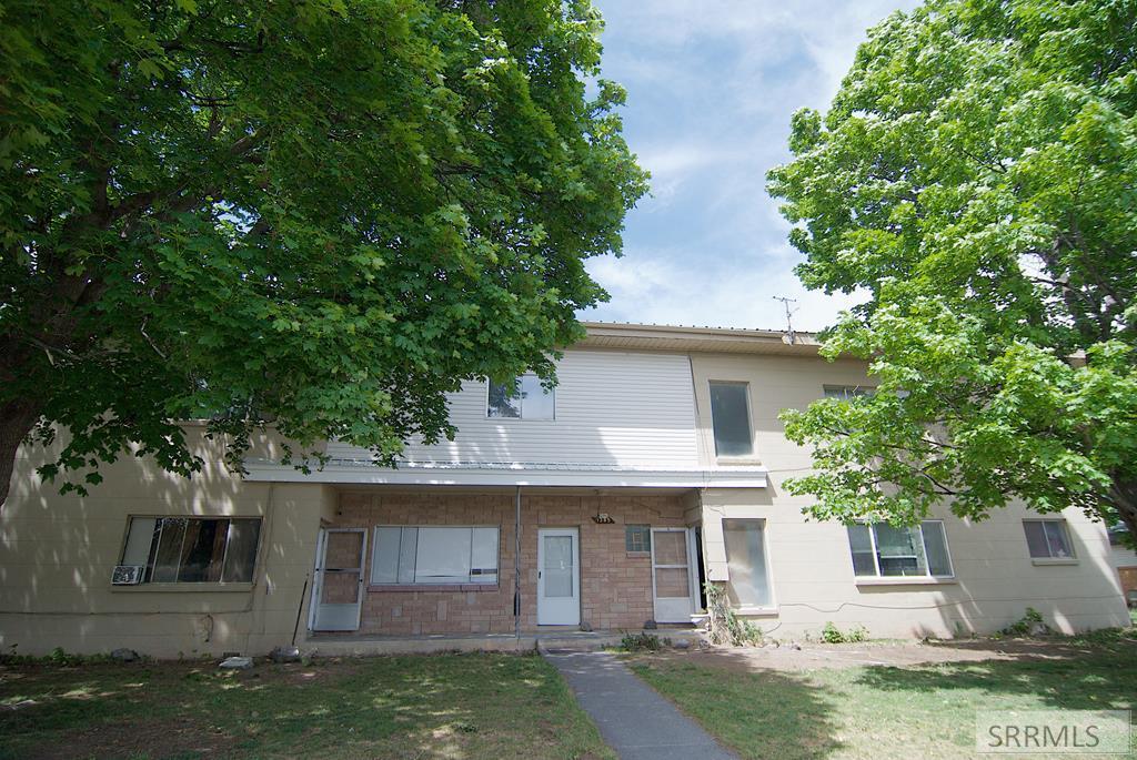781 Oxford Drive Property Photo 2