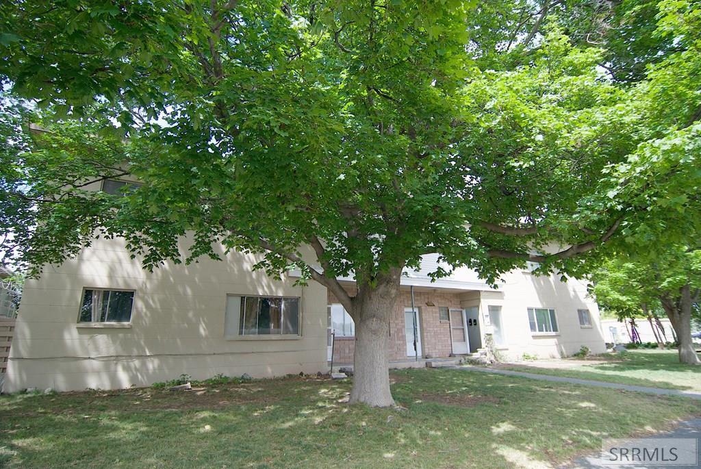 781 Oxford Drive Property Photo 3
