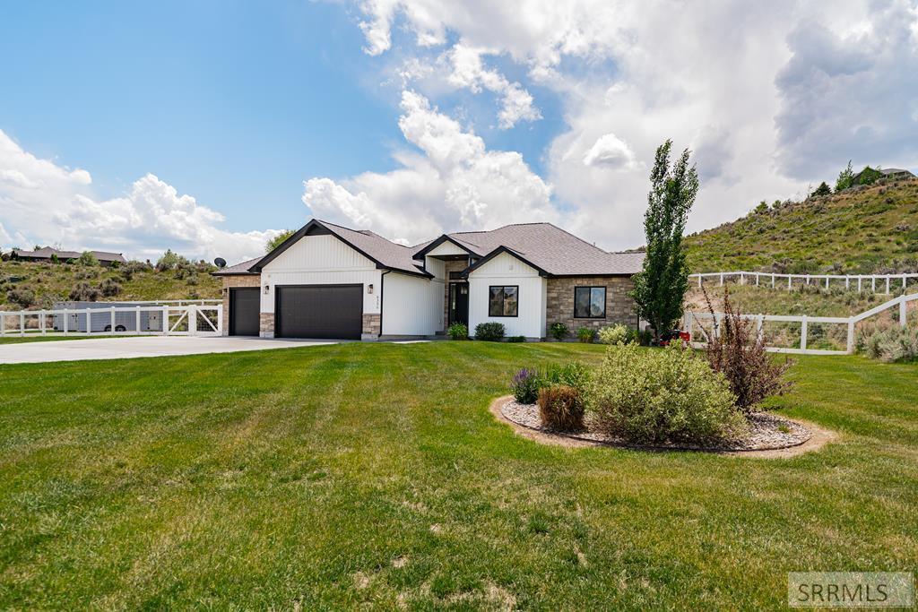 6330 E Middle Fork Road Property Photo 2