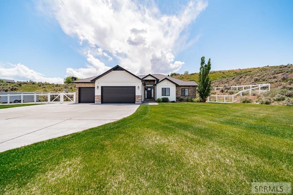 6330 E Middle Fork Road Property Photo 3