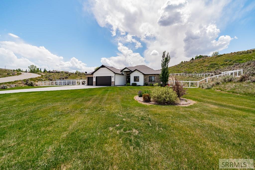 6330 E Middle Fork Road Property Photo 4
