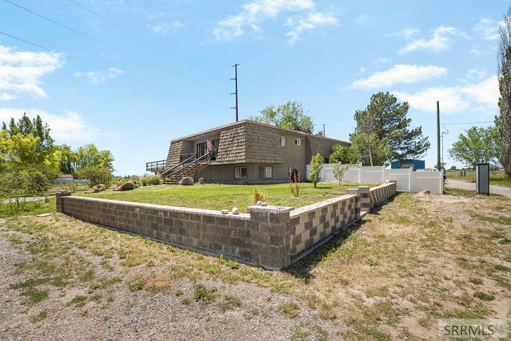 8955 N 15th E Property Photo 3