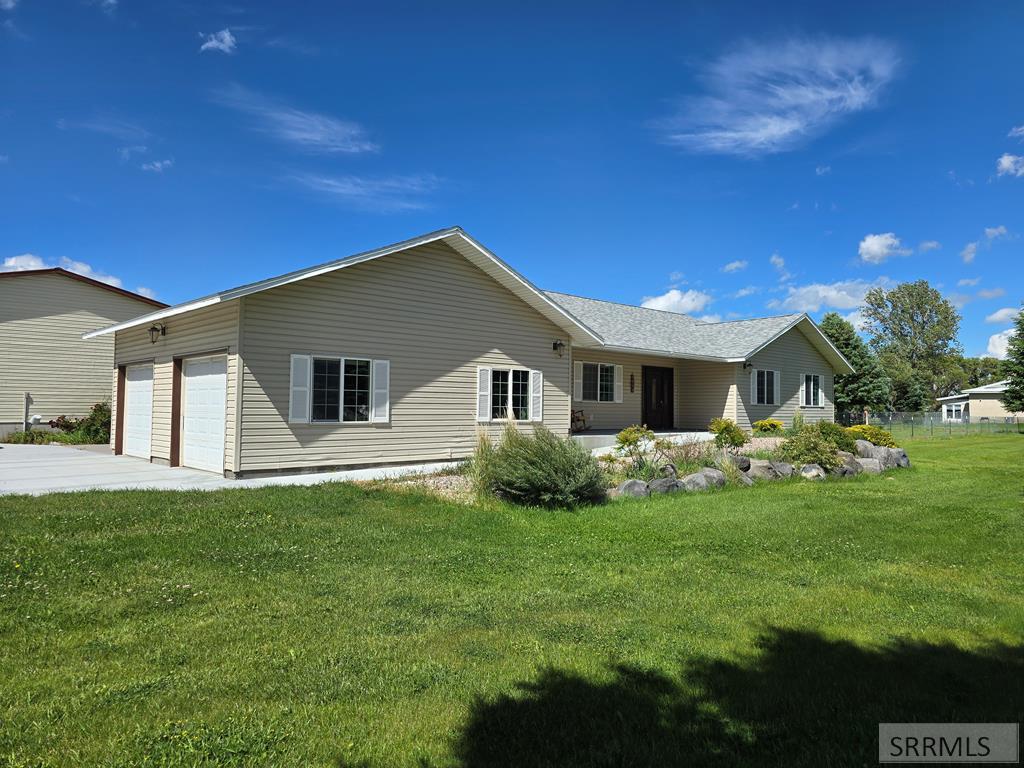 3927 E 400 N Property Photo 1