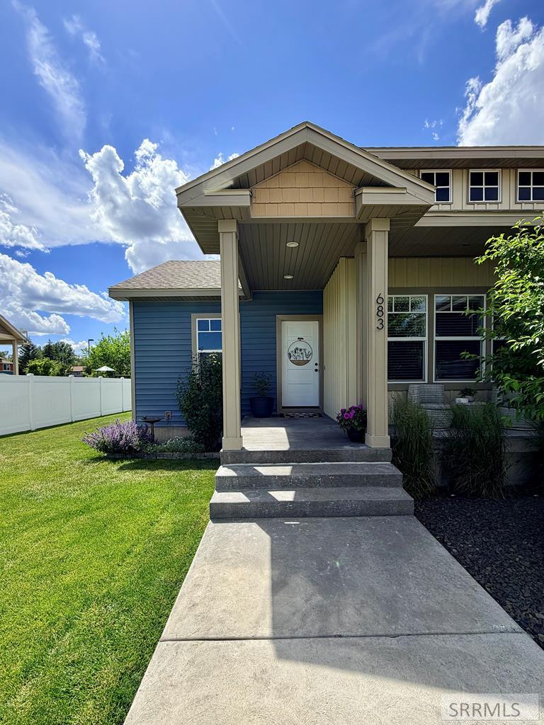 683 N 2876 East Property Photo 4