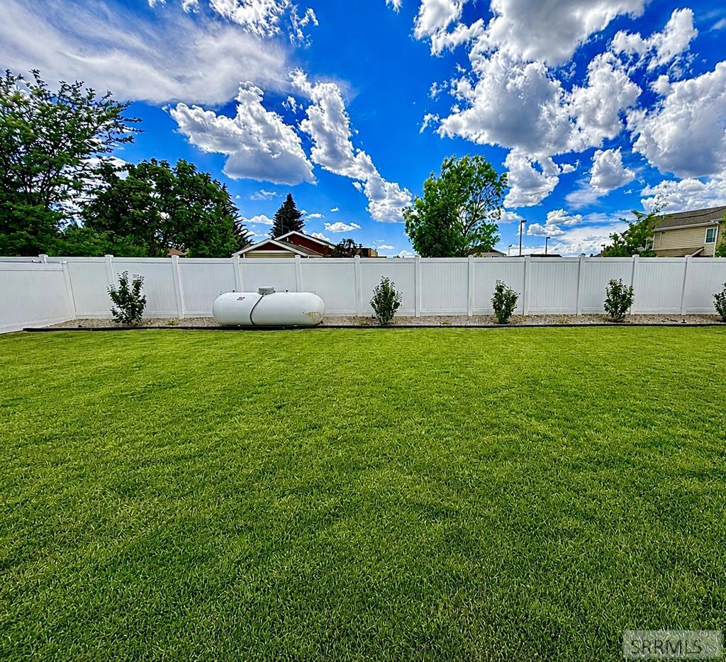 683 N 2876 East Property Photo 26