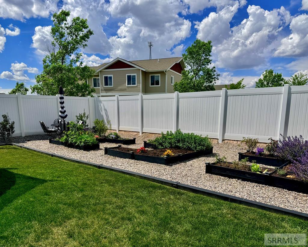683 N 2876 East Property Photo 28