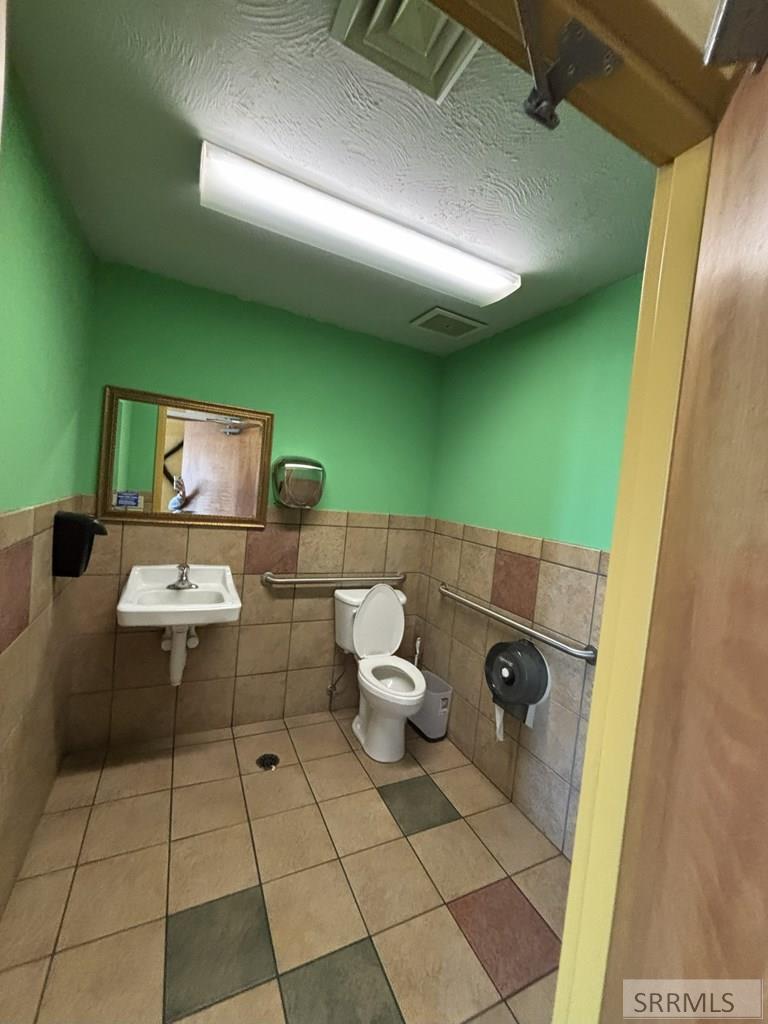 321 N 2nd E Property Photo 8