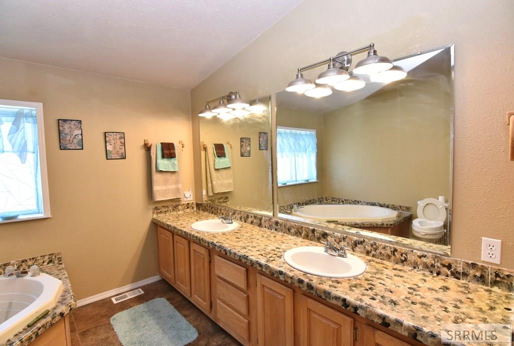 3796 E Greenwillow Lane Property Photo 17