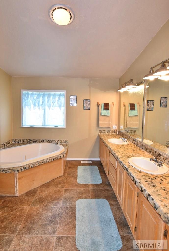 3796 E Greenwillow Lane Property Photo 18