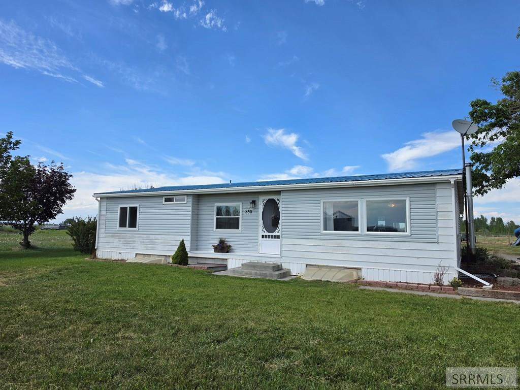 858 E 1000 N Property Photo 2