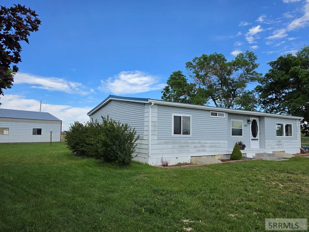 858 E 1000 N Property Photo 8