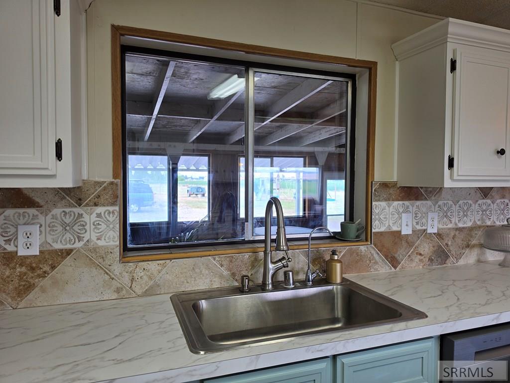 858 E 1000 N Property Photo 17