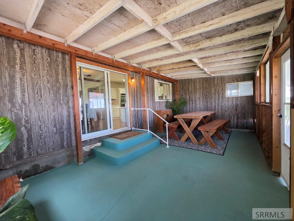 858 E 1000 N Property Photo 23