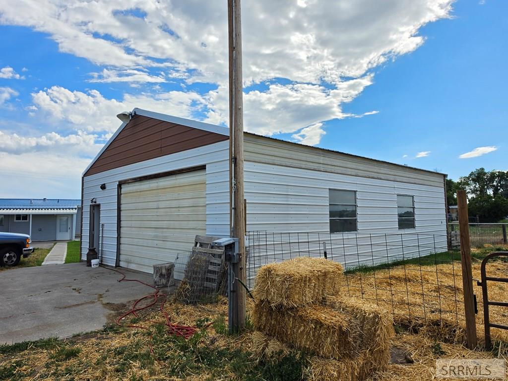 858 E 1000 N Property Photo 65