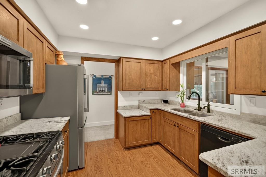2195 S Midway Avenue Property Photo 8