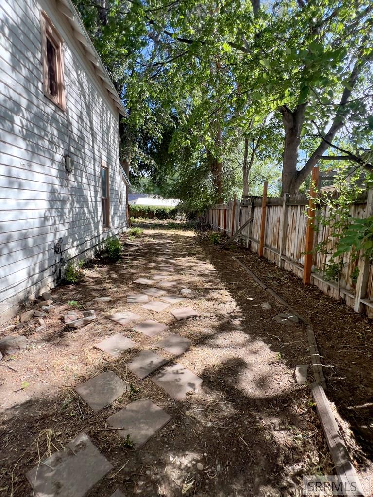405 E Avenue B Property Photo 2