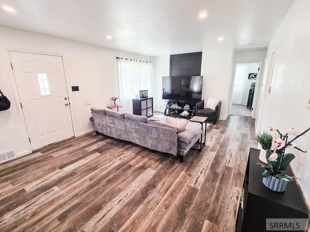 1098 June Avenue Property Photo 3