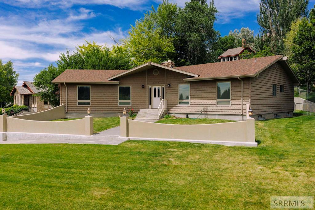 2255 E Greenbrier Drive Property Photo 4