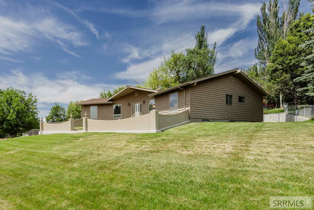 2255 E Greenbrier Drive Property Photo 78