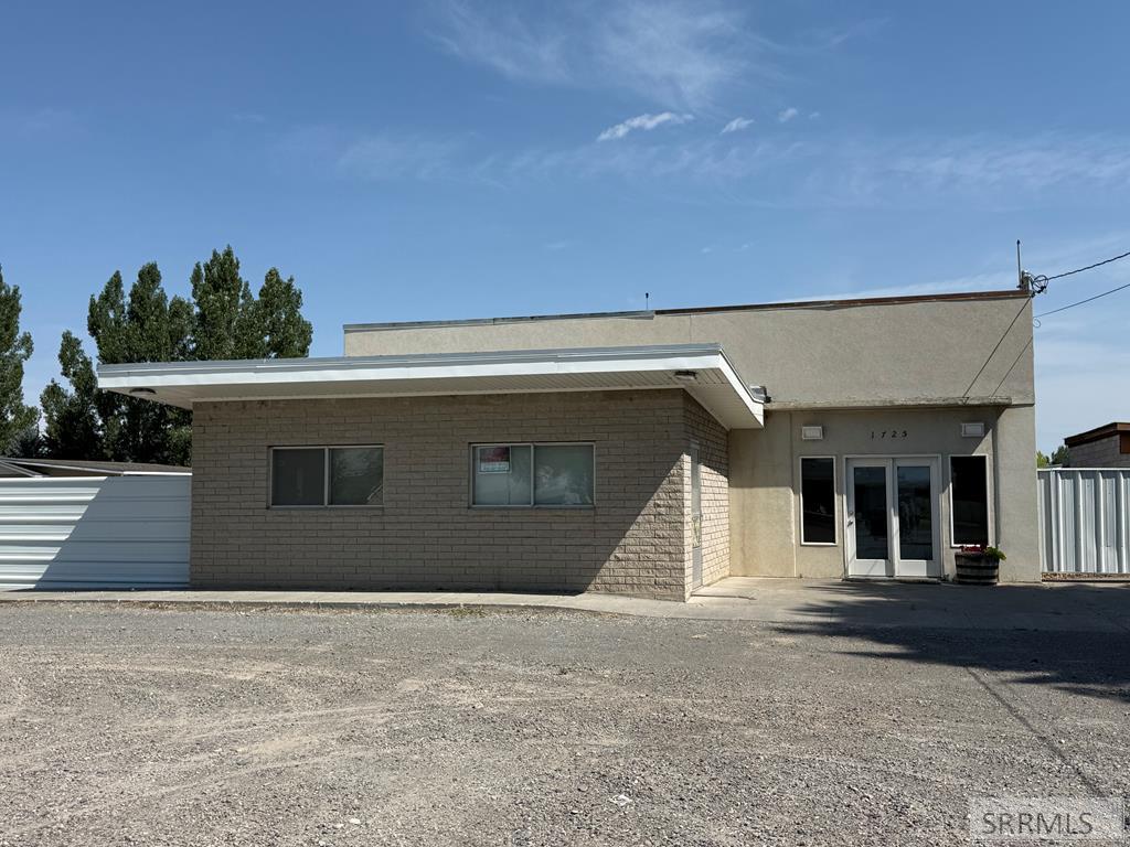1725 Riverton Road Property Photo 1