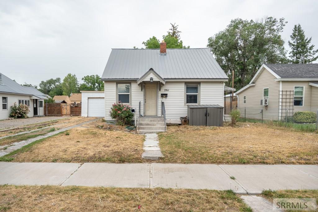 261 E 15th Street Property Photo 1
