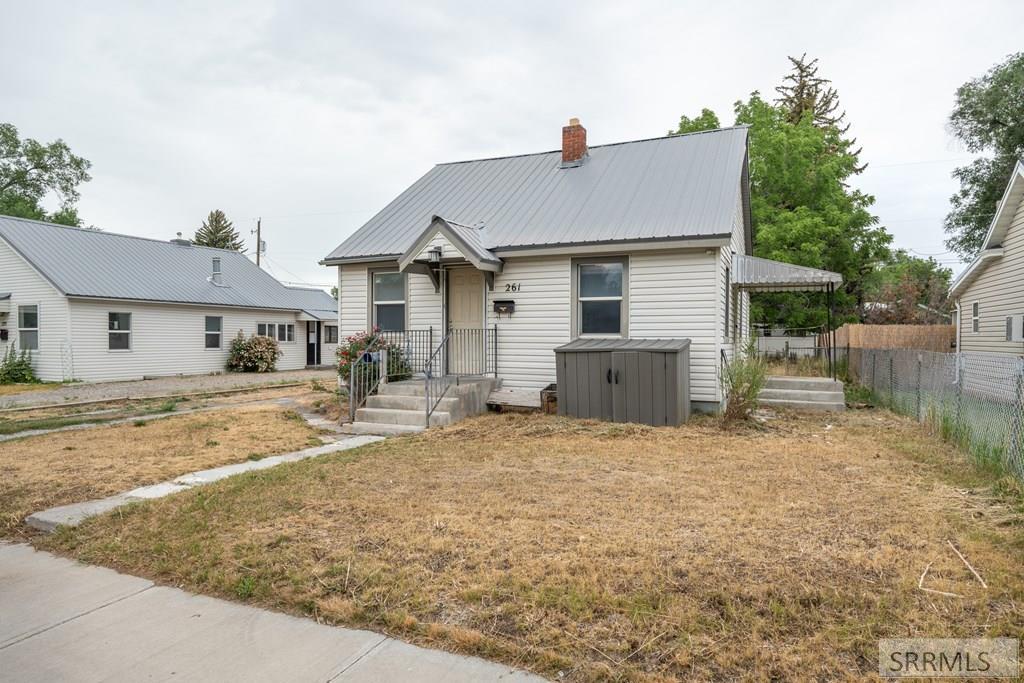 261 E 15th Street Property Photo 1