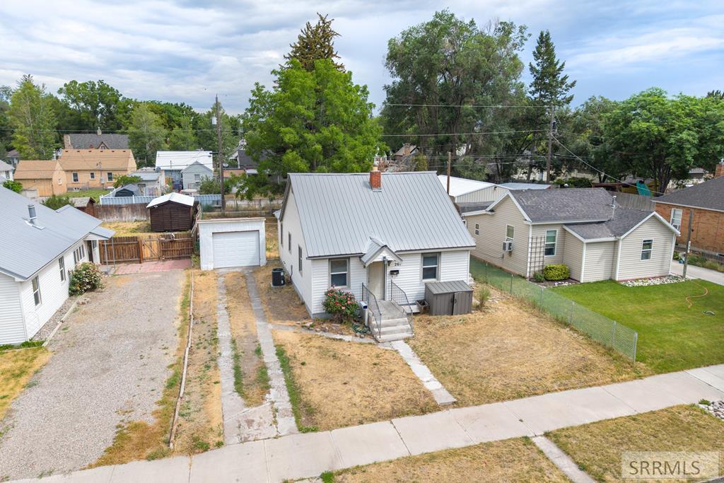 261 E 15th Street Property Photo 3