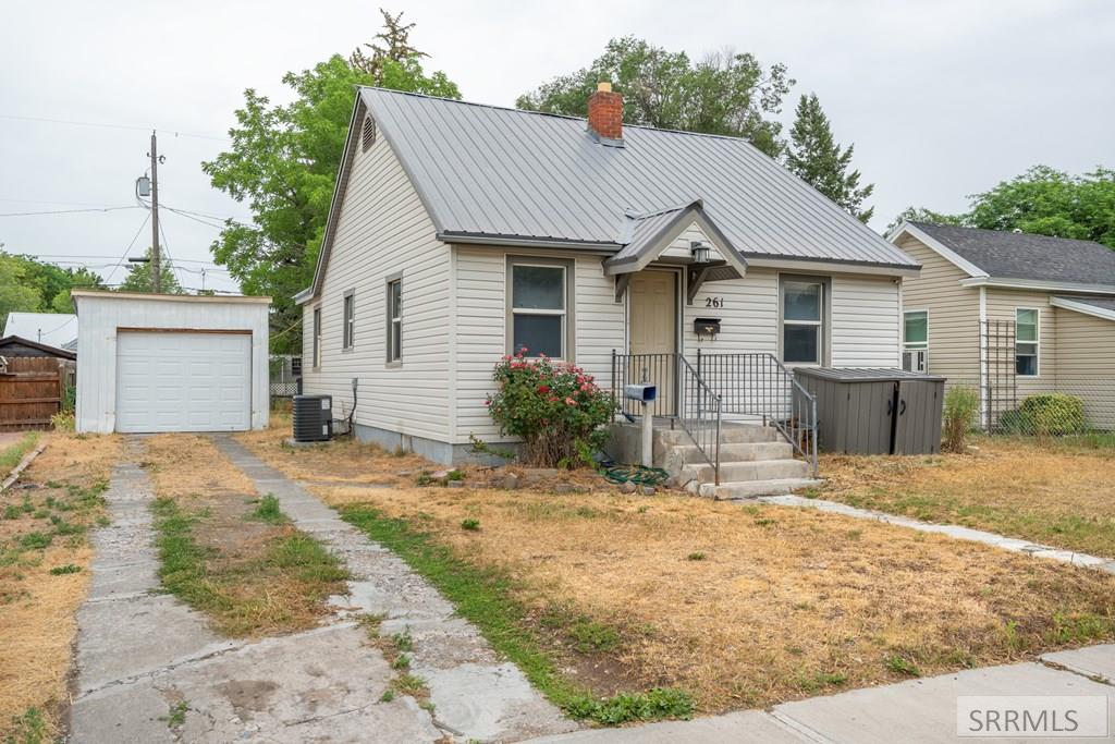 261 E 15th Street Property Photo 4