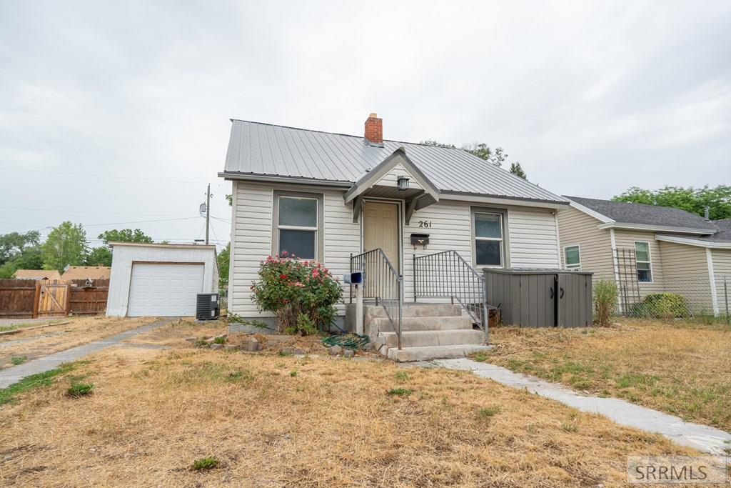 261 E 15th Street Property Photo 5