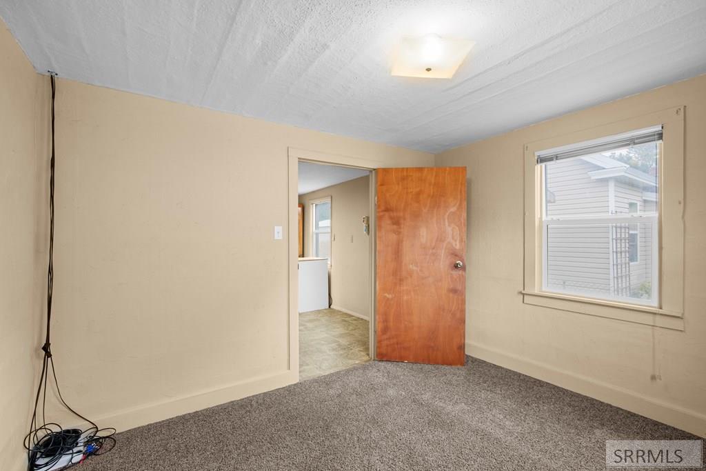 261 E 15th Street Property Photo 11