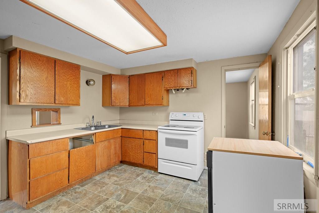 261 E 15th Street Property Photo 12