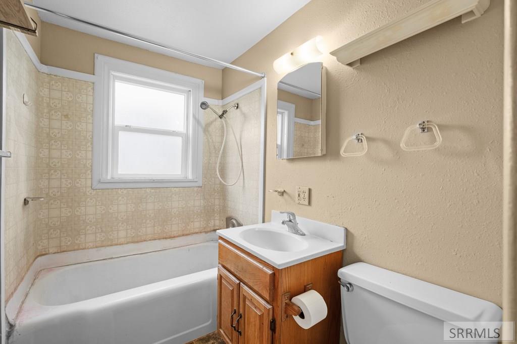 261 E 15th Street Property Photo 16
