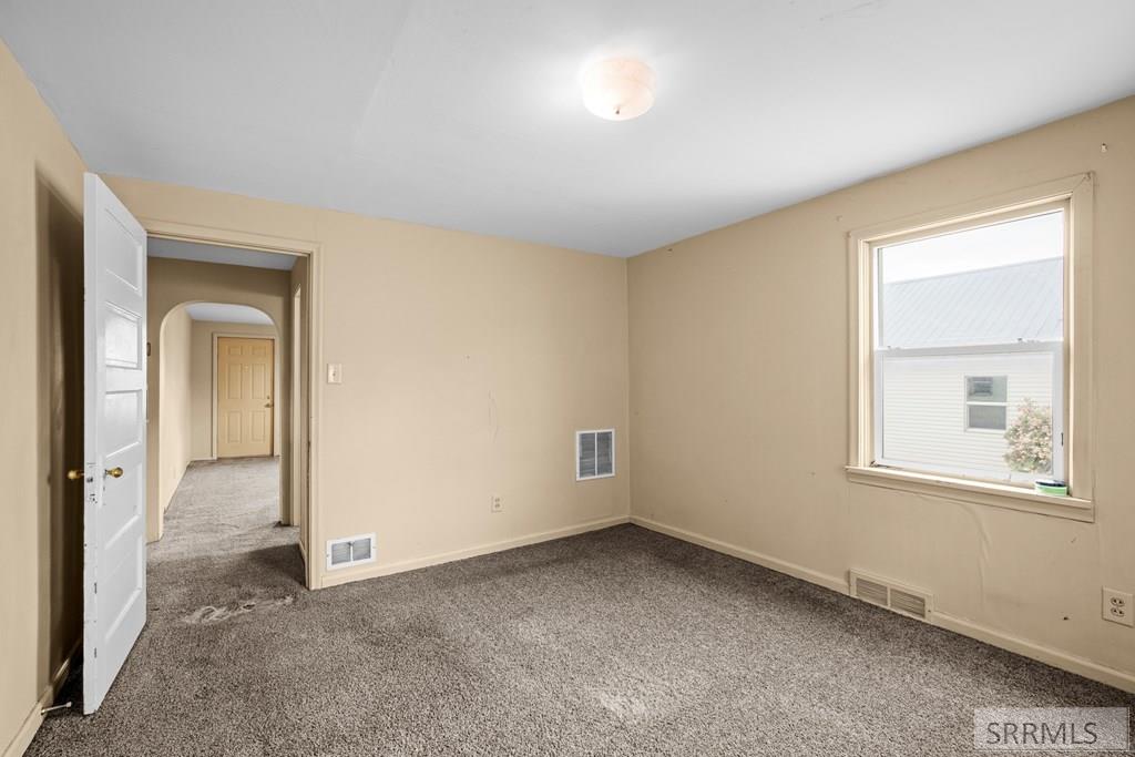 261 E 15th Street Property Photo 18