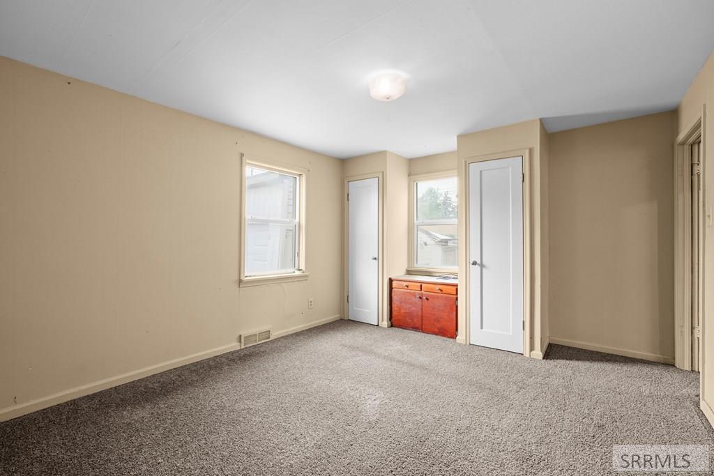261 E 15th Street Property Photo 19