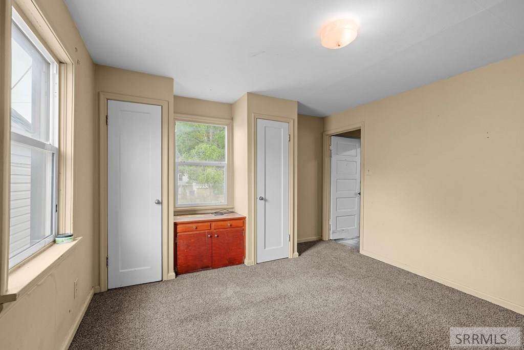 261 E 15th Street Property Photo 20