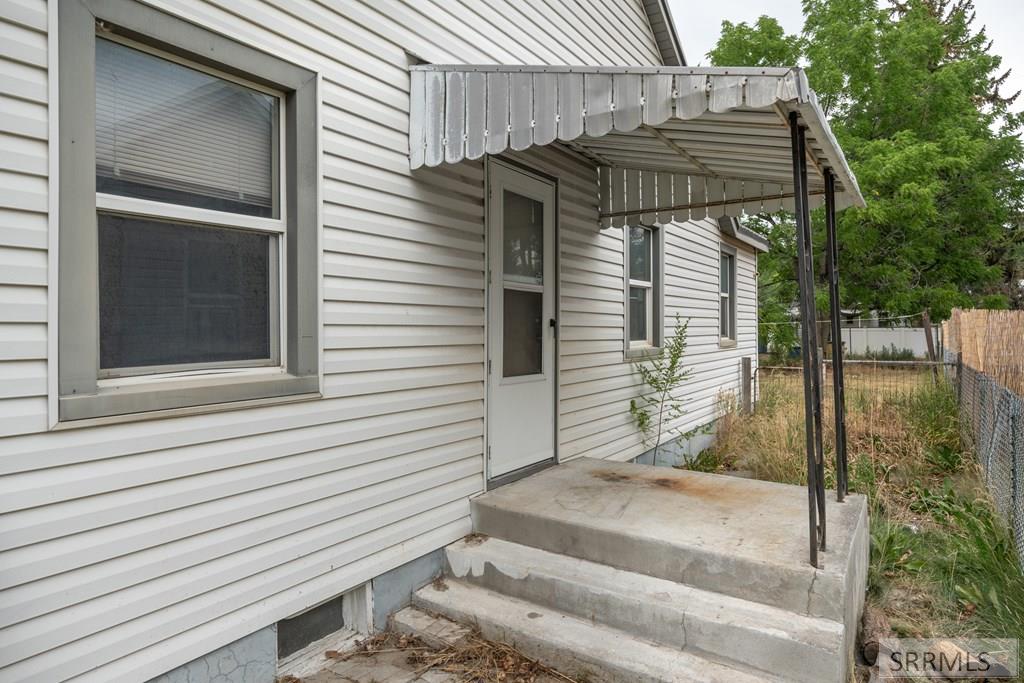 261 E 15th Street Property Photo 21