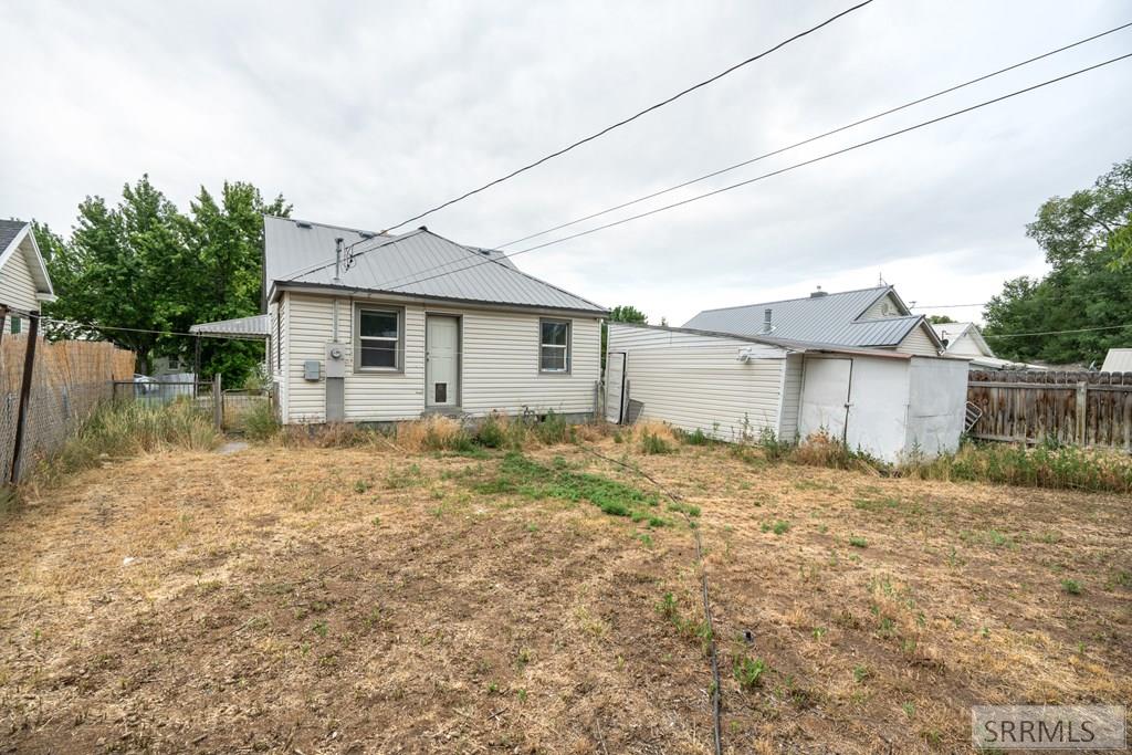 261 E 15th Street Property Photo 22