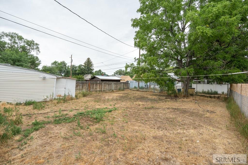 261 E 15th Street Property Photo 23
