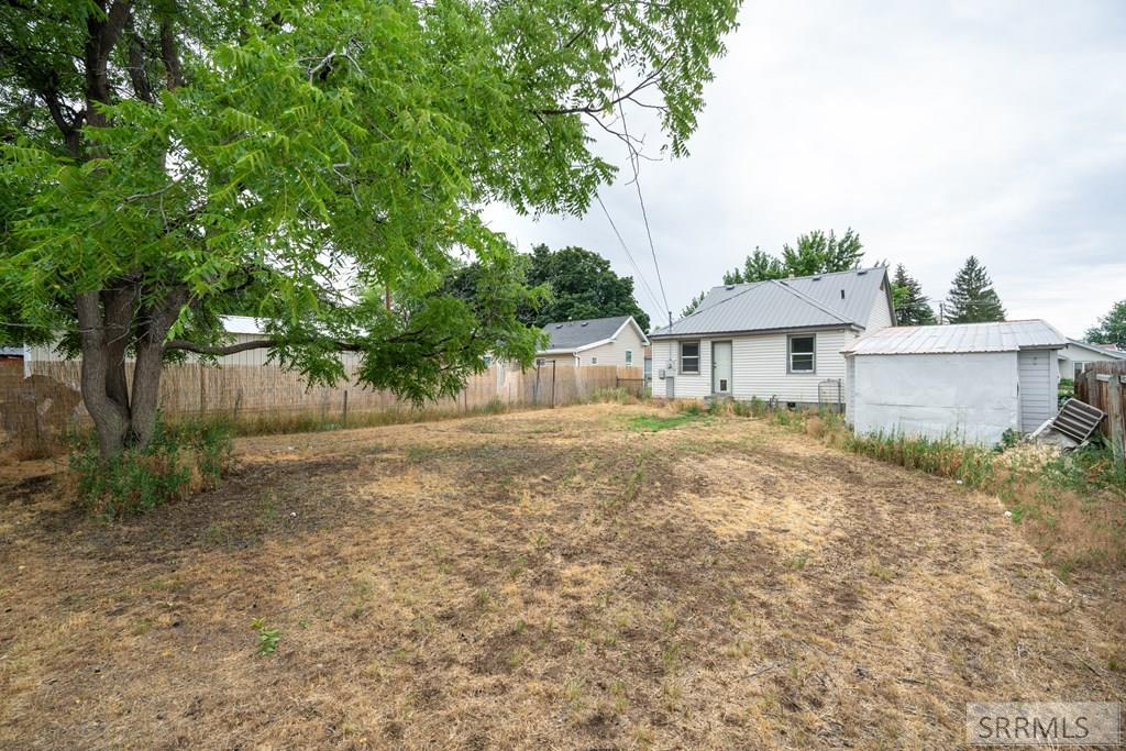 261 E 15th Street Property Photo 24