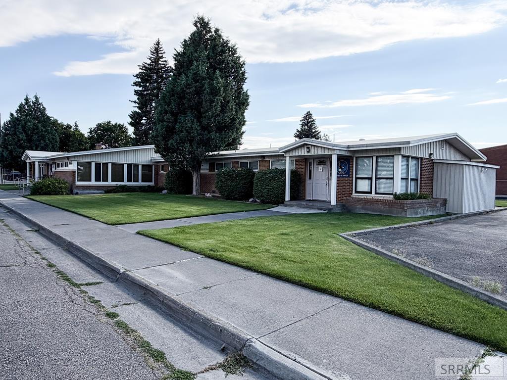 890 Oxford Drive Property Photo 1