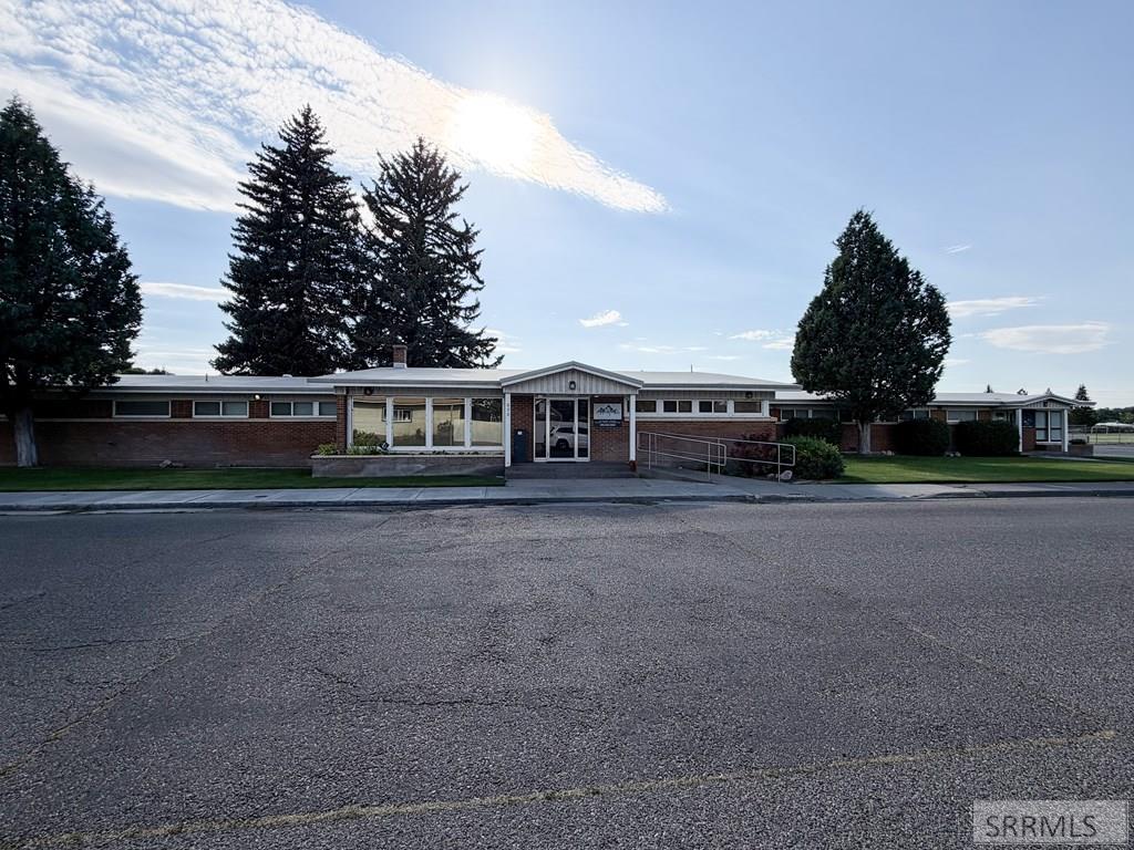 890 Oxford Drive Property Photo 4