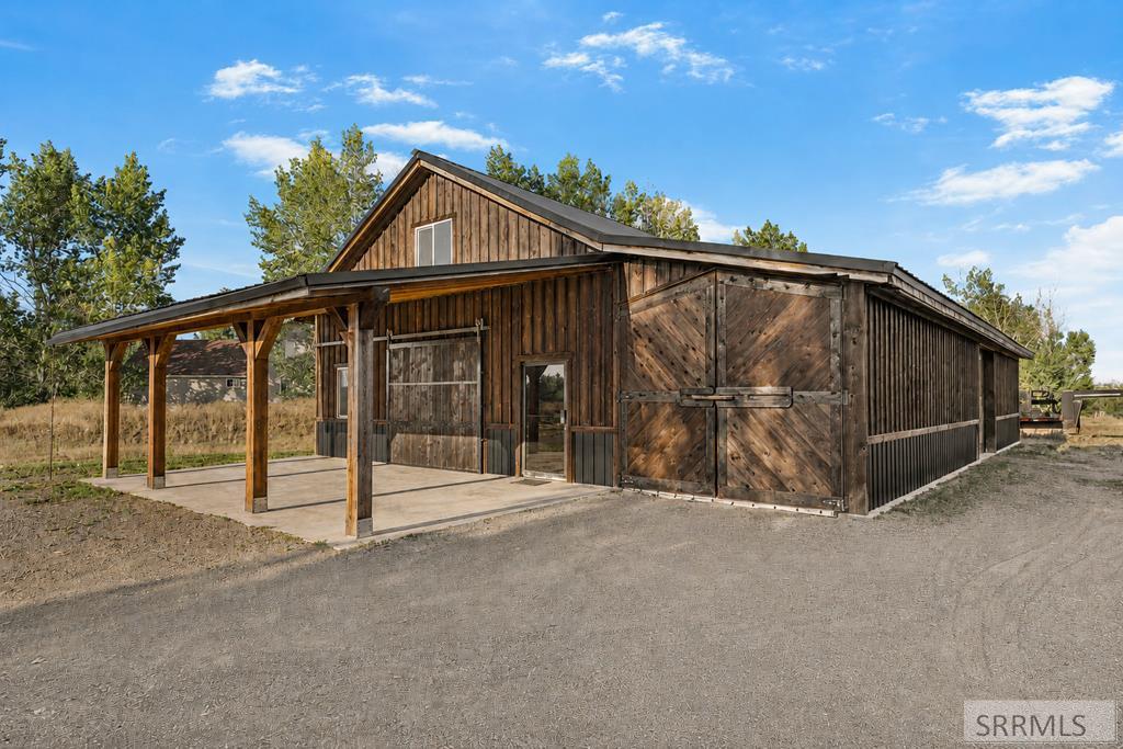 762 S River Road Property Photo 4
